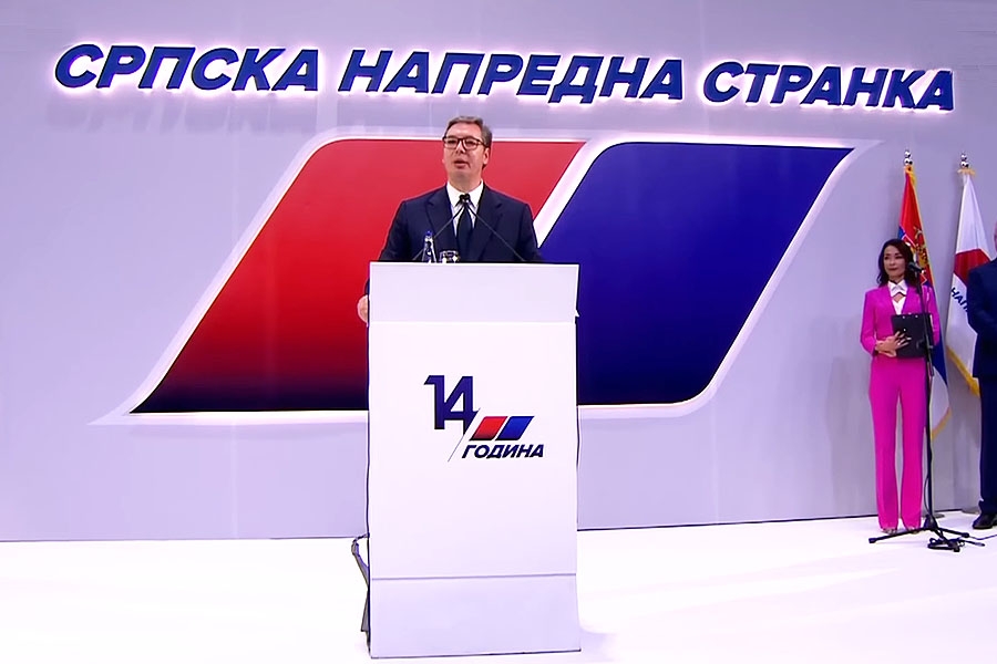 Populistička patetika i demagogija kao scenografija